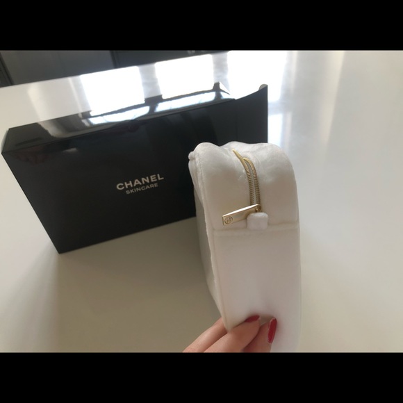 BNWT Chanel velvet cosmetic/skincare pouch - Picture 6 of 6